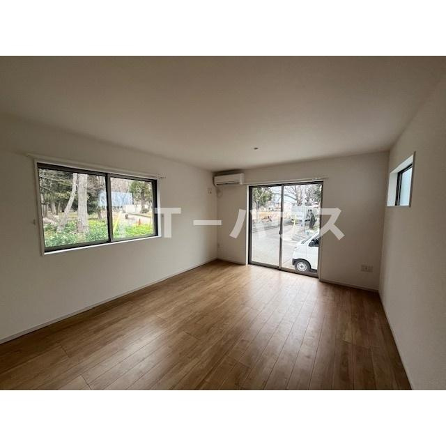 千葉市花見川区長作台２丁目の一戸建ての居間・リビング