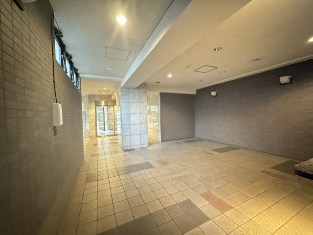 レクセルマンション錦糸町のその他共用部分|タイル張りの重厚感のあるエントランスホール