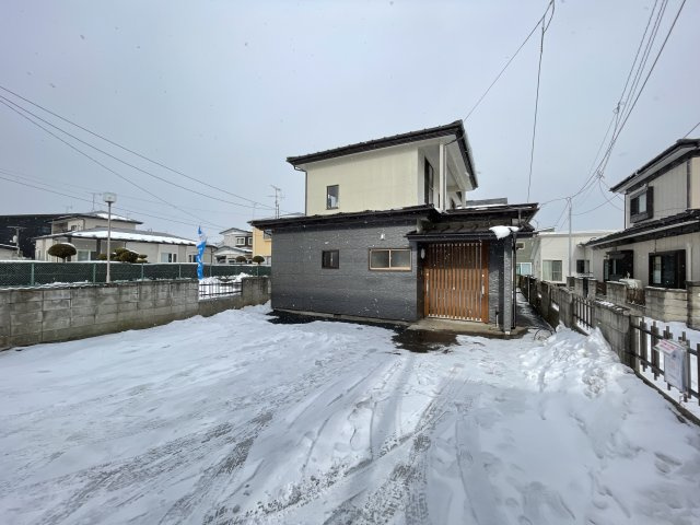 八戸市大字河原木字小田上の駐車場