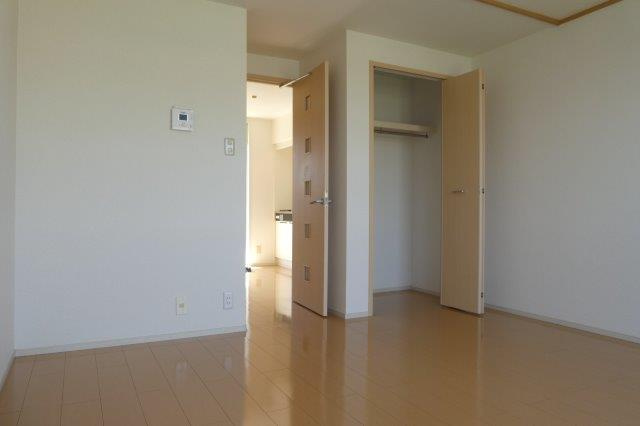 倉敷市老松町１丁目のアパートの居間・リビング|洋室