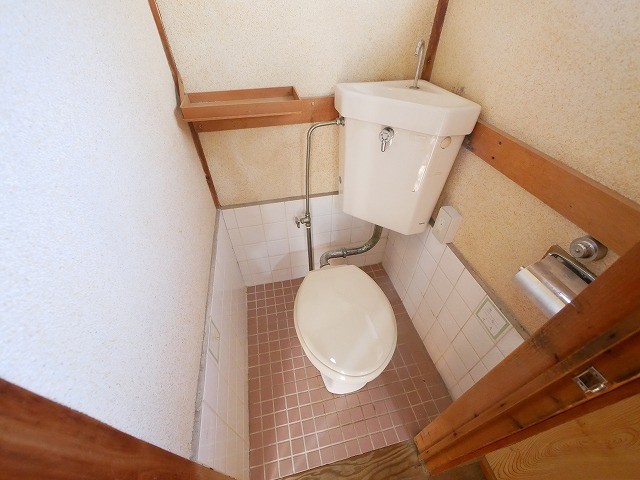 奈良市南紀寺町2丁目貸家のトイレ|落ち着いた色調のトイレです