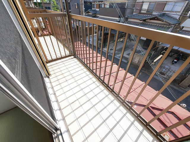 奈良市南紀寺町2丁目貸家のバルコニー|落ち着いた時間を過ごせるバルコニーです