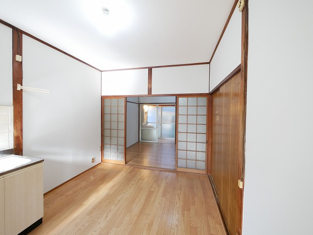 奈良市南紀寺町2丁目貸家の居間・リビング|こちらのリビングで趣味の時間をお楽しみください