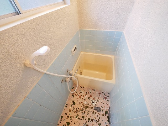 奈良市南紀寺町2丁目貸家の浴室|お風呂で日々の疲れを落としましょう