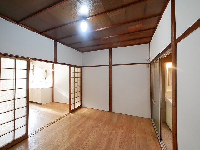 奈良市南紀寺町2丁目貸家の洋室|使い勝手のいい洋室です