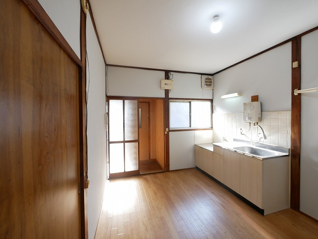 奈良市南紀寺町2丁目貸家の居間・リビング|使いやすい居間です