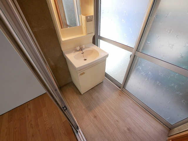 奈良市南紀寺町2丁目貸家の独立洗面台|朝の支度にも助かる、独立の洗髪洗面化粧台