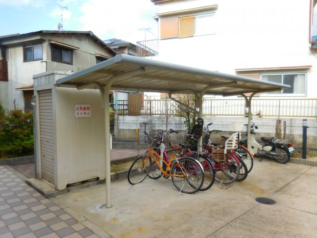 レオパレスシャローム氷室の駐車場