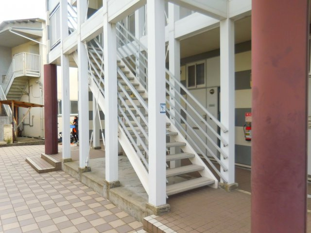 レオパレスシャローム氷室のエントランス