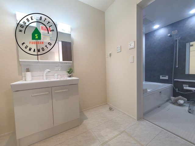 熊本市中央区出水6丁目第2₋2棟（1号棟）の脱衣所|ゆとりの洗面スペースで朝の身支度もスムーズに。暮らしを快適に変えるシャワー付洗面台です！