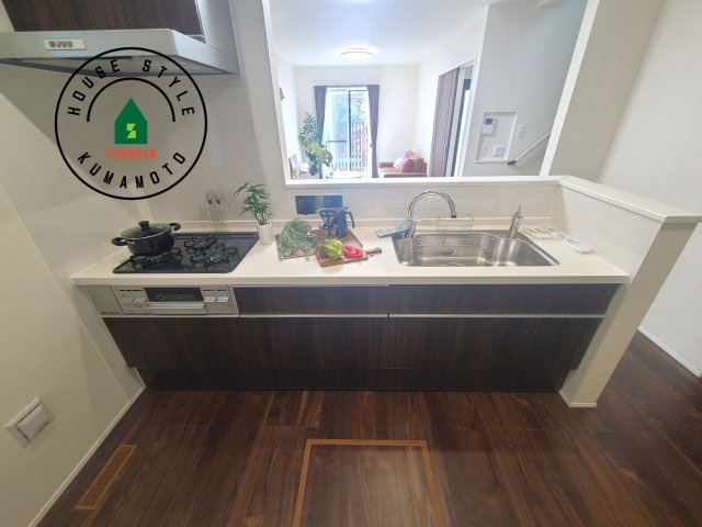 熊本市中央区出水6丁目第2₋2棟（1号棟）のキッチン|ご家族を近くに感じられる対面キッチンのLDK。会話もはずみそうですね。