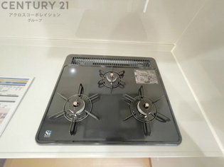 多数の調理器具を同時に使用でき、料理の効率化が可能。省エネで節約になり、様々な料理スタイルに適応できます。また、火力調整が独立しており、手入れや掃除もしやすく、今よりもっとお料理が楽しくなるかも。