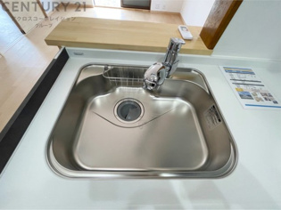 浄水機能付キッチン水栓は、飲み水や調理水の品質を向上させ、健康と安全をサポートします。便利な直飲みや炊飯用水として利用でき、ボトル水の買い物やストックの必要がなくなります。