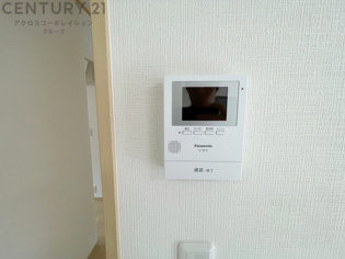 訪問者が来たときにテレビ画面で確認できるため、安心してドアを開けられます。録画機能があるものもあり、留守中に来訪者を記録しておくことができます。利便性が高く、セキュリティ面でも安心です。