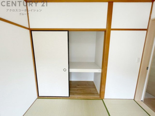 押入れは季節の衣類、寝具などを収納できます。伝統的な美しさと実用性が融合し、収納物を保護する調湿・換気効果があります。使い方によっては書類や小物なども効果的に整理でき空間を有効活用できます。