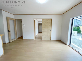 リビングダイニングは家族や友人とのコミュニケーションを楽しむ場所でくつろぎながら食事や会話を楽しめ、多目的に利用できリラックスできる空間です。家庭内の中心として機能し、快適な生活をサポートします。