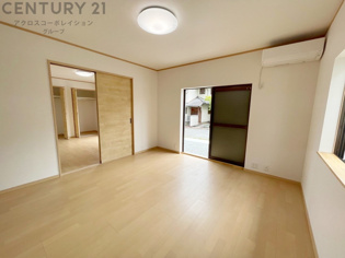 リビングダイニングは家族や友人とのコミュニケーションを楽しむ場所でくつろぎながら食事や会話を楽しめ、多目的に利用できリラックスできる空間です。家庭内の中心として機能し、快適な生活をサポートします。