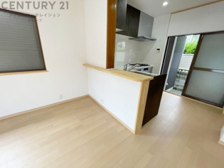 キッチン前のダイニングスペース　カウンターキッチンから料理の受け渡し等に便利です。ダイニングセットを置いても十分な広さを確保。