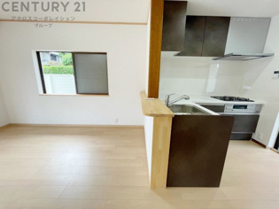 キッチン前のダイニングスペース　カウンターキッチンから料理の受け渡し等に便利です。ダイニングセットを置いても十分な広さを確保。