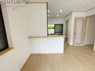 キッチン前のダイニングスペース　カウンターキッチンから料理の受け渡し等に便利です。ダイニングセットを置いても十分な広さを確保。