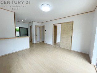 キッチン前のダイニングスペース　カウンターキッチンから料理の受け渡し等に便利です。ダイニングセットを置いても十分な広さを確保。