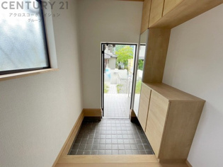 大きな玄関収納付きの玄関です　家族皆様の履物をしっかり収納できます　姿見付きでお出かけ前の身だしなみチェックに便利です