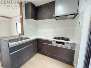 シンプルなデザインと使いやすさを兼ね備えた対面式システムキッチンは、効率的な作業スペースを提供し、家族やゲストとのコミュニケーションを促進します。