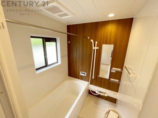 ユニットバスは省スペースでありながら、シンプルな設計と使いやすさを備え、簡便なメンテナンスが可能です。大きな窓付きで換気にも便利です。またミラー・小物置き場もあり便利です。