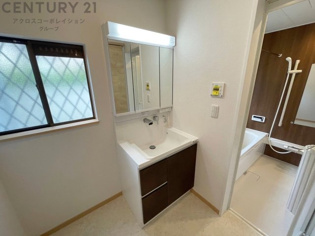 化粧品や洗顔料、歯ブラシなどの必需品をまとめて置ける収納スペースがあり、使用するたびに取り出す手間が省けます。また、水回りのため、濡れても大丈夫な素材が使用されており、お手入れが簡単です。