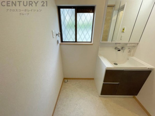 洗濯物の仕分け作業がしやすく、整理整頓が容易になります。洗濯音や湿気を他の部屋に持ち込まず、生活環境を快適に保ちます。上部を活用すれば収納スペースを確保でき洗剤や洗濯用品の整理もしやすくなります。