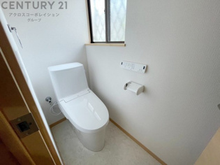 温水洗浄便座付トイレは温水洗浄機能により、暖かい水でおしりを洗浄することができ、冷たい水を使う従来の便座に比べ、温水洗浄機能で暖かいトイレを提供し、快適な使用を可能にします。