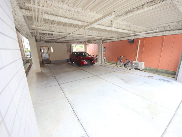 北和通商ビルの駐車場