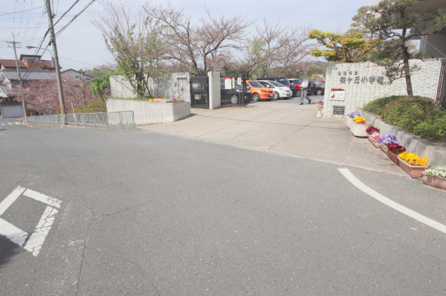 北和通商ビルの周辺|小学校「生駒市立桜ケ丘小学校まで680m」