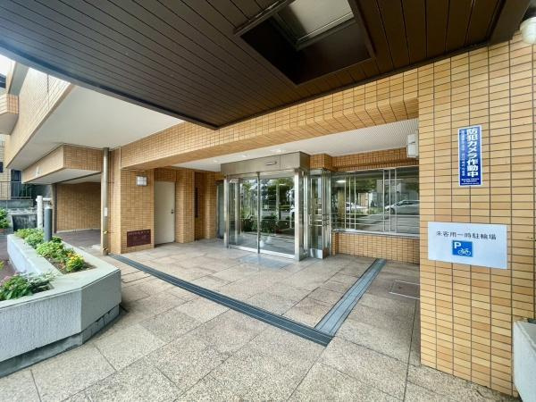 横浜市戸塚区名瀬町の中古マンションのエントランス|清掃もしっかりとされたマンションです。
安心・安全・快適にお過ごしください