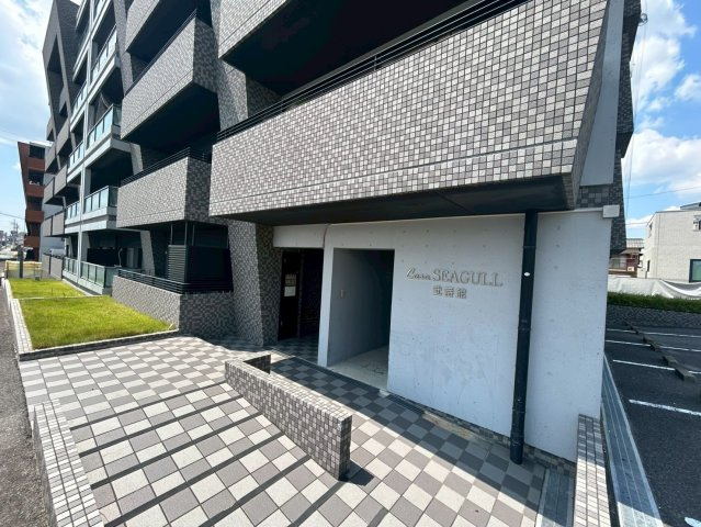 豊田市若林東町宮間の賃貸マンションのエントランス