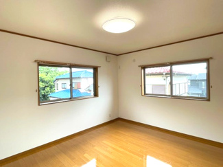 【洋室】 | 木更津市真舟　中古戸建　木更津駅 | ２階洋室７帖。
二面採光のため、たっぷりの陽光が差し込む明るいお部屋です。
気持ちの良い朝日を浴びて、目覚めの良い健康的な朝を迎えられそう。 
ベッドとデスクを置いても、まだ余裕がある広さも魅力です。