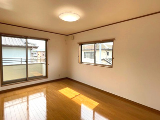 【洋室】 | 木更津市真舟　中古戸建　木更津駅 | ２階洋室6.75帖。
家族一人ひとりの大切なプライベート空間。
それぞれのお好みに合わせてインテリア出来るようなシンプルなデザイン。
暮らし心地を大きく左右する収納を、適材適所に配置し使い勝手を重視。