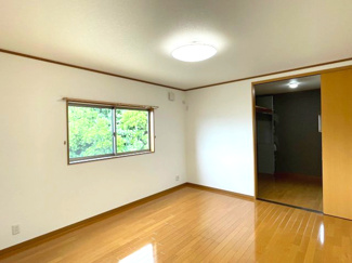 【洋室】 | 木更津市真舟　中古戸建　木更津駅 | ２階洋室7帖。
3.25帖のウォークインクローゼットを完備しています！
お洋服を大切にされる方に大変喜ばれます。
お洋服以外にも、季節物の家電や寝具、スーツケースなどを一箇所に集約できるのは魅力です！