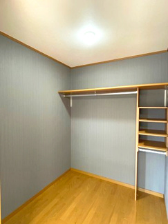 【収納】 | 木更津市真舟　中古戸建　木更津駅 | お洋服を大切にされる方に大変喜ばれる、憧れのウォークインクローゼット。
こちらは2帖の広さがあります！
棚もあり、お洋服以外にも、季節物の家電や寝具、スーツケースなどを一箇所に集約できるのは魅力です！