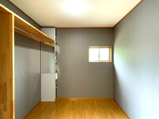 【収納】 | 木更津市真舟　中古戸建　木更津駅 | お洋服を大切にされる方に大変喜ばれる、憧れのウォークインクローゼット。
広さは3.25帖とたっぷりあります♪
お洋服以外にも、季節物の家電や寝具、スーツケースなどを一箇所に集約できるのは魅力ですね！！