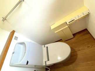 【トイレ】 | 木更津市真舟　中古戸建　木更津駅 | 便利で快適な温水洗浄便座です。
便座を温める機能もついているので、居心地が良く、つい長居してしまいそう。
小さなキャビネットが設置されていて、ペーパー類や掃除道具をすっきり収納しておくことができます。