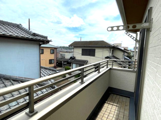 【バルコニー】 | 木更津市真舟　中古戸建　木更津駅 | 陽当りの良いバルコニーは一度にたくさんのお洗濯物が干せるのが魅力！
太陽の光と爽やかな風を受けたお洗濯物はあっという間に乾きそう♪
ガーデニングも楽しむことが出来ます。
物干し金具も設置されています。