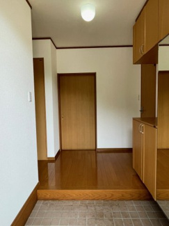 【玄関】 | 木更津市真舟　中古戸建　木更津駅 | 大容量のシューズボックスを備え、増えていくご家族の靴をすっきり収納することができます。
シーズンオフの靴も余裕で仕舞うことができます。
大型の姿見を設置してありお出かけ前の身支度を整えるのに便利です。