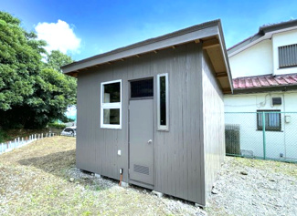 【その他】 | 木更津市真舟　中古戸建　木更津駅 | 趣味の道具や、洗車の道具、ガーデニング用品、普段あまり使わない家電などを仕舞っておくのに便利な倉庫になります。
窓が設置してあり、換気ができるので湿気がこもらず、カビなどから大切な道具をお守りします！