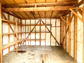 【その他】 | 木更津市真舟　中古戸建　木更津駅 | 倉庫の内観。趣味の道具や、洗車の道具、ガーデニング用品、普段あまり使わない家電などを仕舞っておくのに便利な倉庫です。
窓が設置してあり、換気ができるので湿気がこもらずカビなどから大切な道具を守ります。