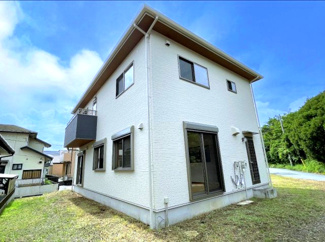 【外観】 | 木更津市真舟　中古戸建　木更津駅 | 屋根・外壁塗装、バスコニー防水塗装済みです！！
破風・軒天塗装済み！内外装ピカピカのリフォーム物件です♪
角地につき日当たり、通風良好です♪
敷地面積176坪以上！！
駐車スペース１０台以上可能です！
