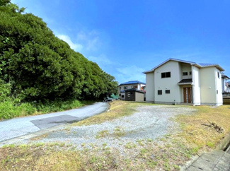 【前面道路含む現地写真】 | 木更津市真舟　中古戸建　木更津駅 | 日当たり良好♪豊かな緑に囲まれた閑静な住宅地です。
周辺交通量も少なく静かに暮らしていただけます。
駐車スペースは10台可能です！！
隣家との距離もあり車の出し入れもスムーズです♪
ご見学大歓迎です！