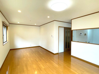 【居間・リビング】 | 木更津市真舟　中古戸建　木更津駅 | １８帖の広々としたリビング。
大型テレビやテーブル、ソファを置いても、まだ余裕のある広さが魅力です♪♪
キッチンは対面式で、リビングにいるご家族やご友人と会話を楽しみながら、お料理することができます。