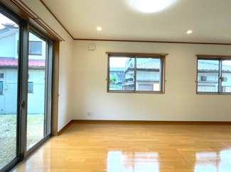 【居間・リビング】 | 木更津市真舟　中古戸建　木更津駅 | 窓が多いのが魅力のリビング♪
大きく開いた窓からは、明るい陽射しが射し込みます。
一緒に食事を囲み、今日あった出来事を互いに話す…爽やかな風が吹き抜けるリビングは、ご家族の笑顔が増える団らん空間です♪