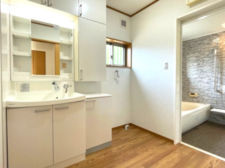 【独立洗面台】 | 木更津市真舟　中古戸建　木更津駅 | 大型の鏡を設置した洗面台なら、ご家族と身支度の時間が被ってしまっても快適にお使いいただけます。
造作棚を設置し収納も豊富なので、タオル類や散らかりがちな洗面台周りをすっきり綺麗に保つことができます。
